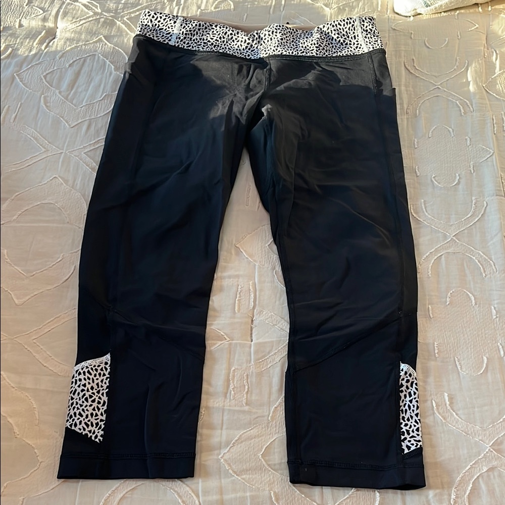 Lululemon Black and White Patterned Capri Leggings with back and side pockets.